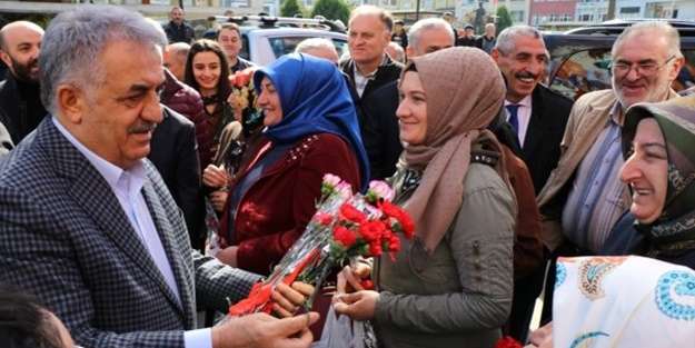 Hayati Yazıcı Pazar'da Yerel Se&ccedil;imler İ&ccedil;in Destek İstedi