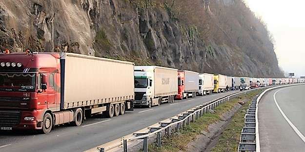 Sarp Sınır Kapısı'nda Tır Kuyruğu Uzadıkça Uzadı