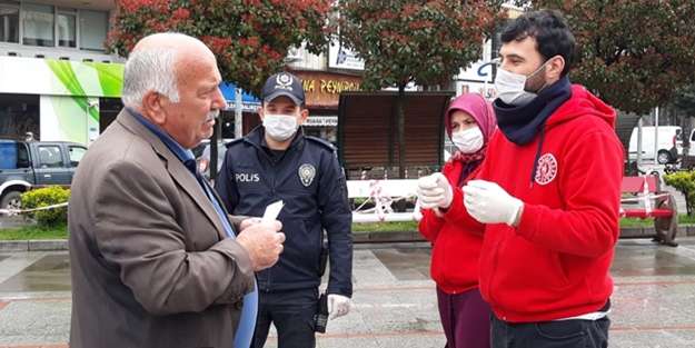 Pazar'da Dışarı &Ccedil;ıkan 65 Yaş &Uuml;st&uuml; Vatandaşlar Uyarıldı