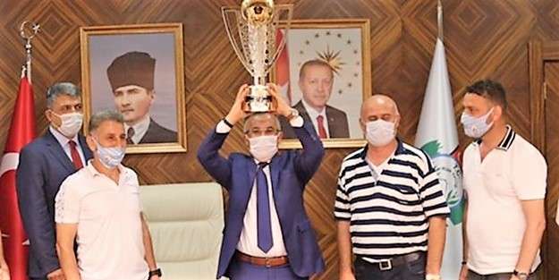 Vali &Ccedil;eber, Şampiyon Pazarspor'u Kabul Ederek Kupayı Kaldırdı