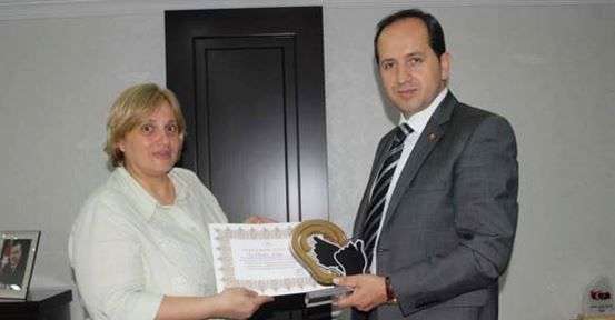 Artvin Valisi Kalkan'a teşekkür plaketi