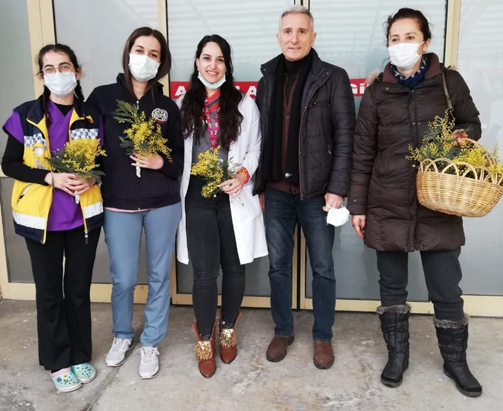 CHP Pazar’da Kadınlar Gününde Çiçek Dağıttı