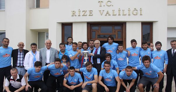 Vali Çakır, şampiyon Pazarspor'u altın ile ödüllendirdi 