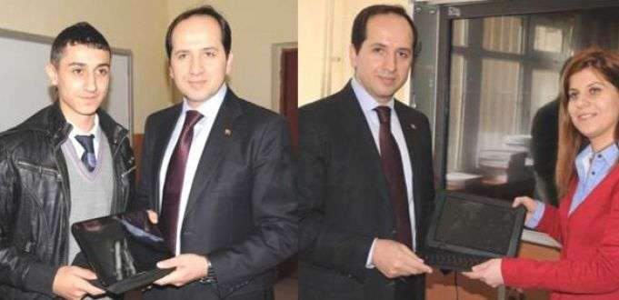 Vali Kalkan, tablet bilgisayar dağıttı